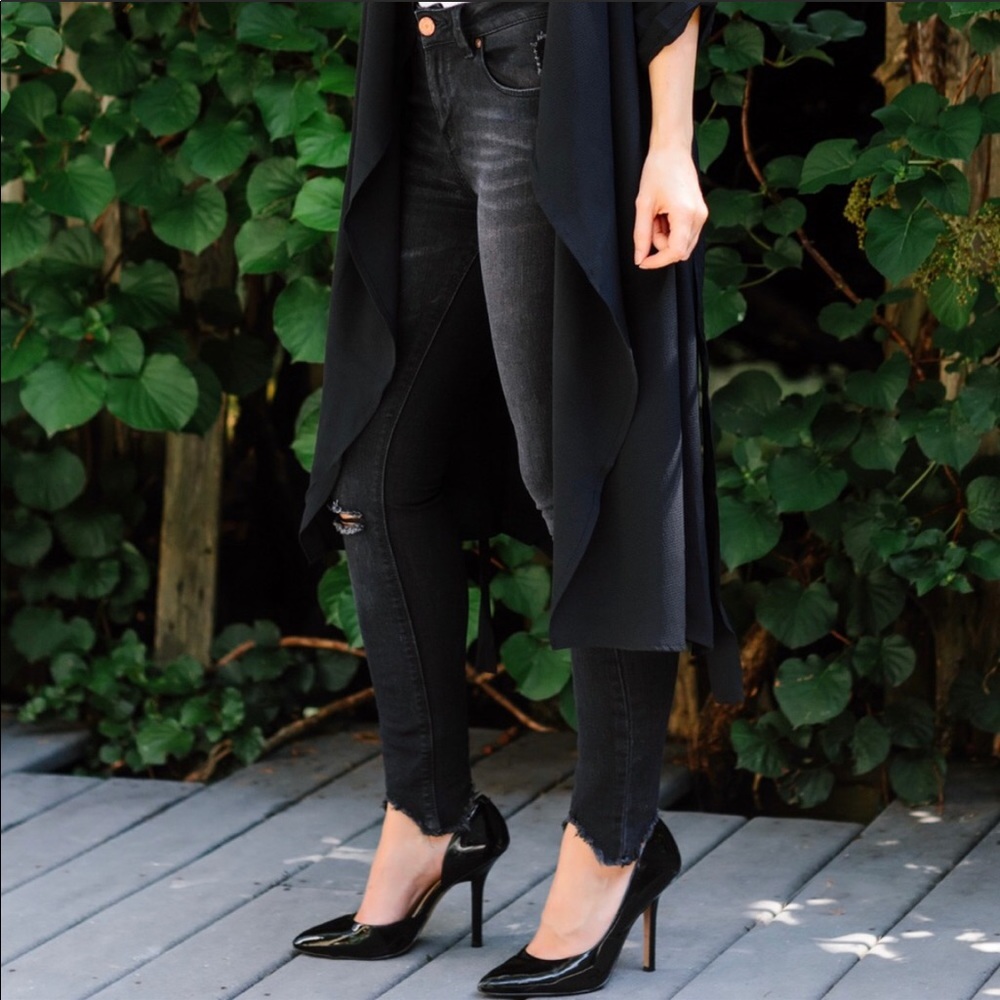 Black skinny jeans with frayed hem